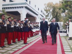 O embaixador brasileiro Luiz Antonio Fachini Gomes caminha diante da guarda tunisiana durante a cerimônia de entrega das suas credenciais ao presidente da República da Tunísia.